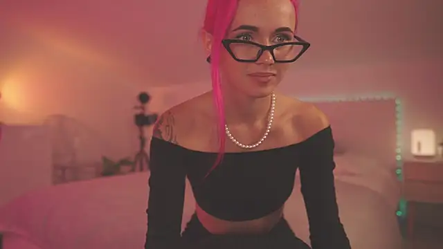 Sarah Pink online show from 12.01.24