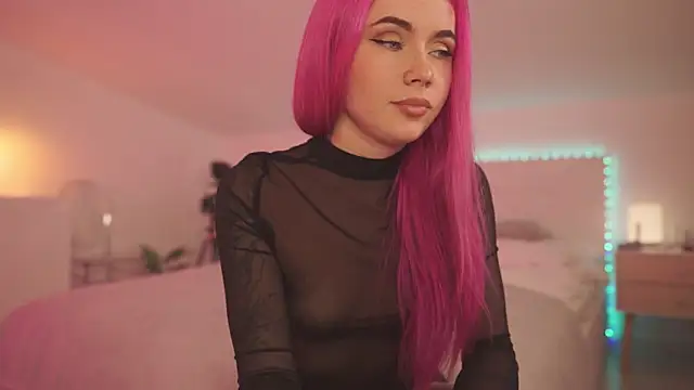 Sarah Pink online show from 01.18.25