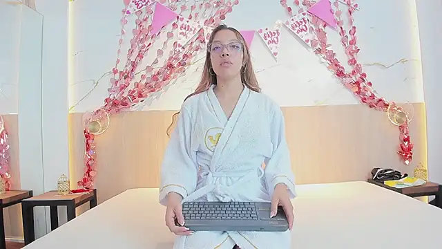 rebecca ponce  online show from 02.06.26