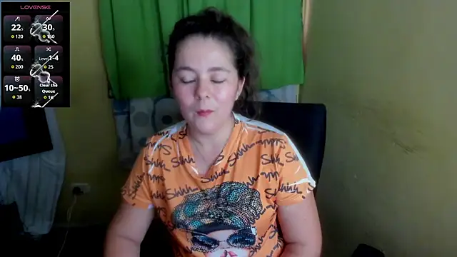 Snapshot of LuciaMiilf chatting on 06.25.26 LuciaMiilf online show from 06.25.26