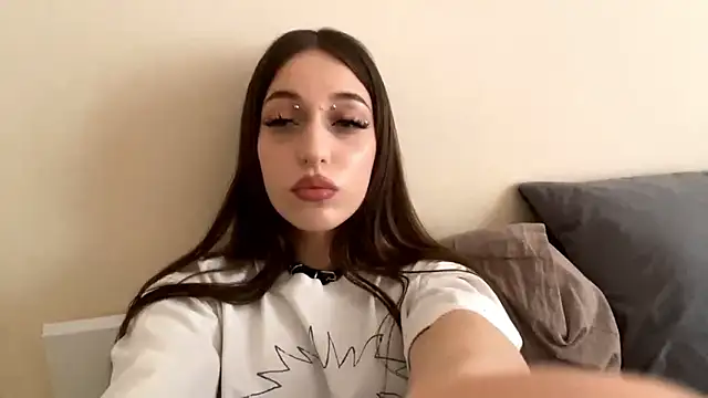 Snapshot of CutieWorm chatting on 02.01.26 CutieWorm online show from 02.01.26