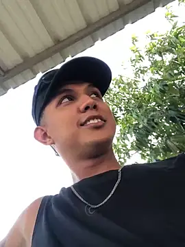 Snapshot of _Usher chatting on 02.24.26 Usher online show from 02.24.26