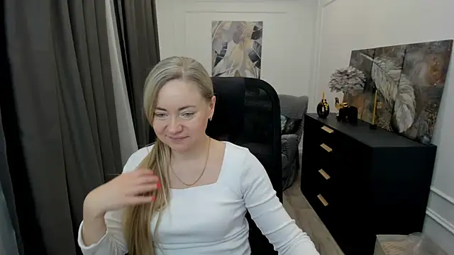 Snapshot of CharlotteKerti chatting on 04.21.26 CharlotteKerti online show from 04.21.26