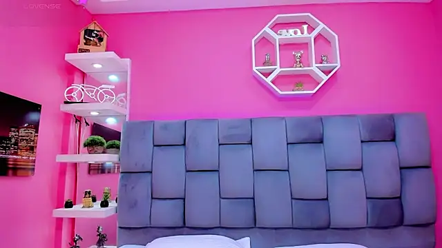 ManuelaJohnson online show from 04.12.26