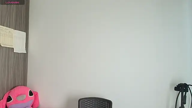 Snapshot of alys_love chatting on 04.01.26 alys love online show from 04.01.26