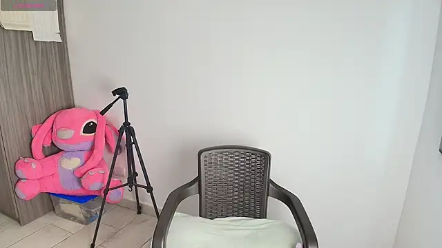 Snapshot of alys_love chatting on 04.08.26 alys love online show from 04.08.26