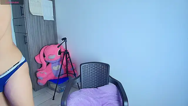 Snapshot of alys_love chatting on 04.11.26 alys love online show from 04.11.26