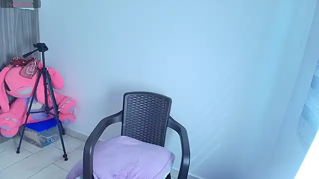 Snapshot of alys_love chatting on 04.15.26 alys love online show from 04.15.26