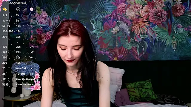 Snapshot of NicoleLuxe chatting on 04.21.26 NicoleLuxe online show from 04.21.26
