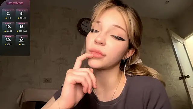 Snapshot of ViolaFaa chatting on 04.30.26 ViolaFaa online show from 04.30.26