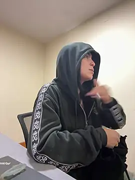 Sara Fernandez  online show from 04.17.26