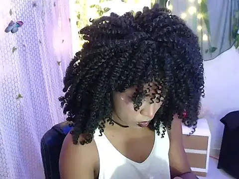 Snapshot of zafiro_blu chatting on 04.14.26 zafiro blu online show from 04.14.26