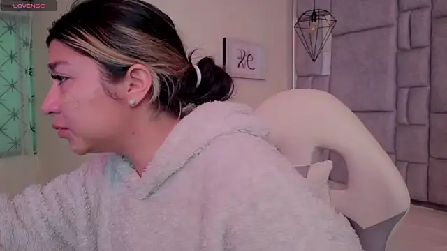 Snapshot of Dahiana_Dmour_ chatting on 06.24.26 Dahiana Dmour online show from 06.24.26