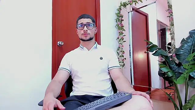 Snapshot of valenssio_moretti chatting on 02.28.26 valenssio moretti online show from 02.28.26