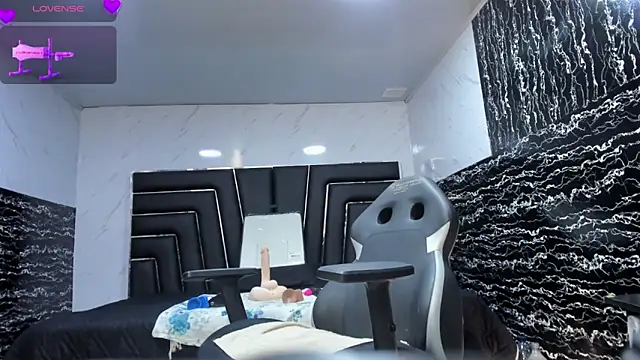 Snapshot of Ladyy_Scarlett chatting on 04.18.26 Ladyy Scarlett online show from 04.18.26