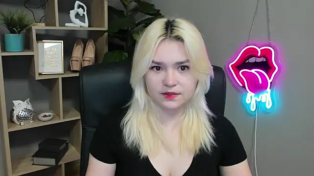 Snapshot of SweetLilyxo chatting on 03.15.26 SweetLilyxo online show from 03.15.26