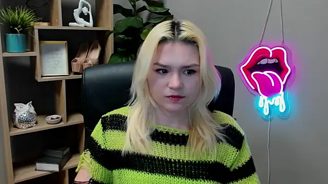 Snapshot of SweetLilyxo chatting on 03.17.26 SweetLilyxo online show from 03.17.26