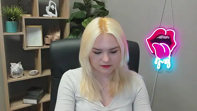 Snapshot of SweetLilyxo chatting on 03.19.26 SweetLilyxo online show from 03.19.26