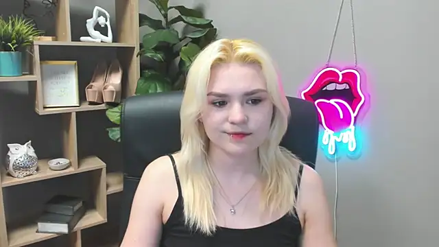 Snapshot of SweetLilyxo chatting on 03.25.26 SweetLilyxo online show from 03.25.26