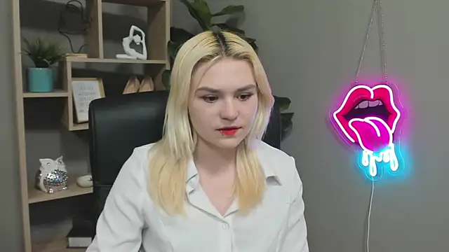 Snapshot of SweetLilyxo chatting on 04.13.26 SweetLilyxo online show from 04.13.26