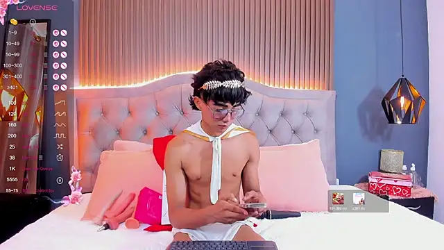 Snapshot of Noa_03 chatting on 04.11.26 Noa 03 online show from 04.11.26