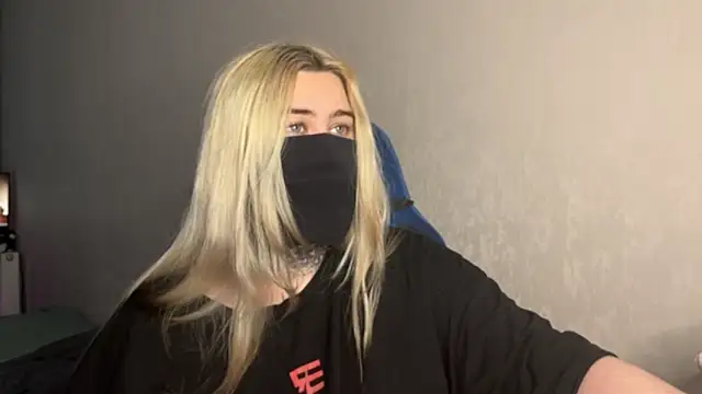 Snapshot of UnaXyling chatting on 02.17.26 UnaXyling online show from 02.17.26