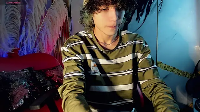 Snapshot of thanier_18 chatting on 05.27.26 thanier 18 online show from 05.27.26