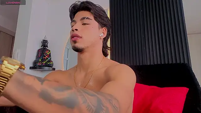 Snapshot of ARON_LUXX chatting on 02.05.26 ARON LUXX online show from 02.05.26