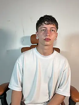 Snapshot of ARON_LUXX chatting on 03.19.26 ARON LUXX online show from 03.19.26
