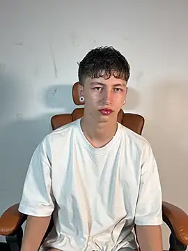 Snapshot of ARON_LUXX chatting on 04.01.26 ARON LUXX online show from 04.01.26