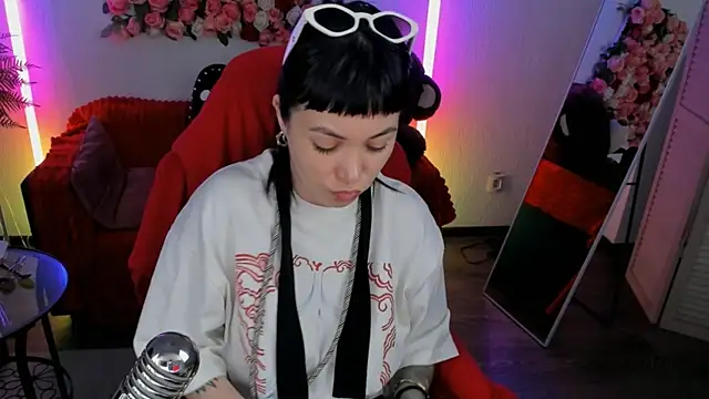 Snapshot of NeoGeisha chatting on 05.19.26 NeoGeisha online show from 05.19.26