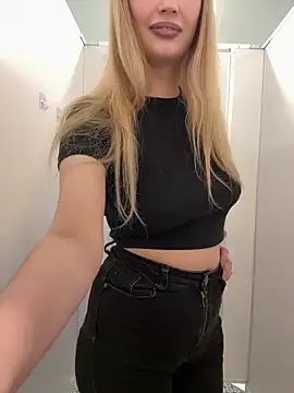 Snapshot of blonde_exe chatting on 02.10.26 blonde exe online show from 02.10.26