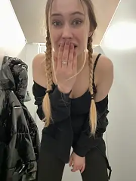 Snapshot of blonde_exe chatting on 02.20.26 blonde exe online show from 02.20.26