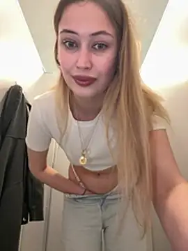 Snapshot of blonde_exe chatting on 05.05.26 blonde exe online show from 05.05.26