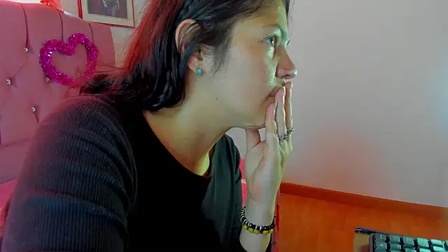 Snapshot of ari_le chatting on 02.19.26 ari le online show from 02.19.26