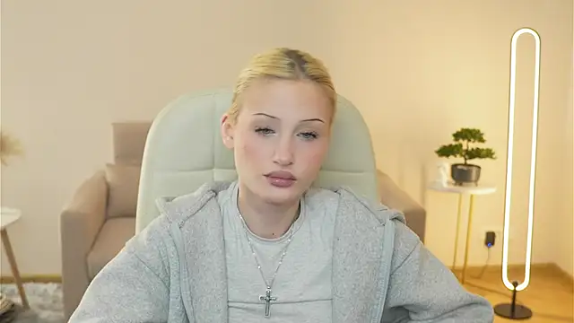 LolaStusse online show from 02.11.26