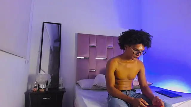 Snapshot of LatinoDark chatting on 02.27.26 LatinoDark online show from 02.27.26