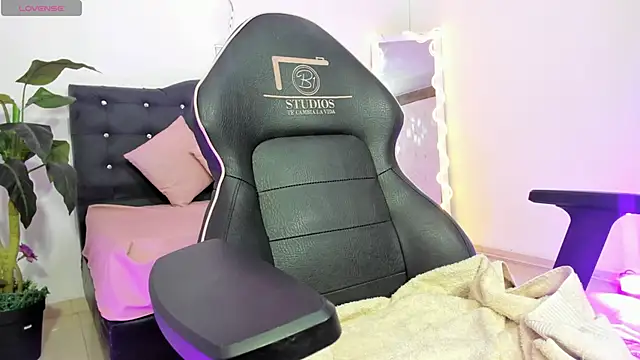 Snapshot of LUNAKITTY_TAY chatting on 04.04.26 LUNAKITTY TAY online show from 04.04.26