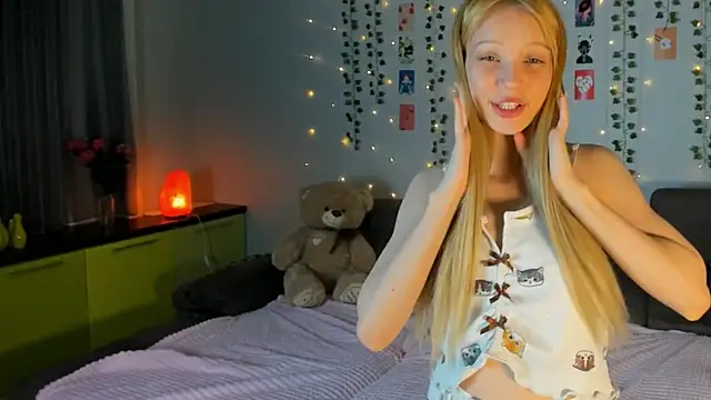 Snapshot of Kiracute18 chatting on 04.24.26 Kiracute18 online show from 04.24.26