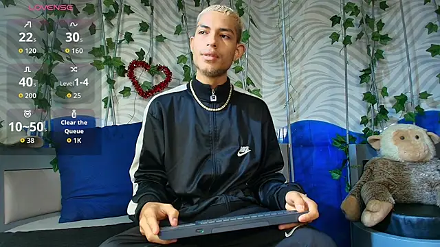 Snapshot of ItsZairen chatting on 02.26.26 ItsZairen online show from 02.26.26