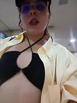 Snapshot of Yulska chatting on 04.27.26 Yulska online show from 04.27.26