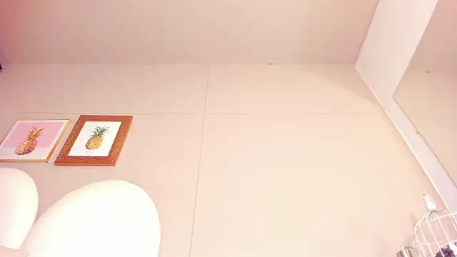 Snapshot of luna_bradley_ chatting on 04.14.26 luna bradley online show from 04.14.26