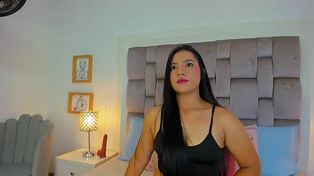 Snapshot of zharia_lux_25 chatting on 02.19.26 zharia lux 25 online show from 02.19.26