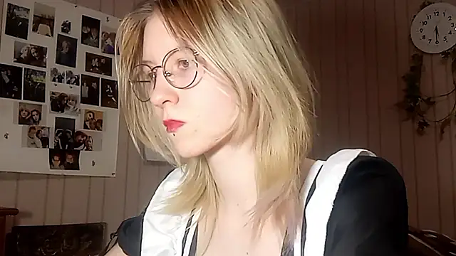 Snapshot of RunawayBr1de chatting on 02.14.26 RunawayBr1de online show from 02.14.26