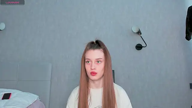 Snapshot of sensitiveana chatting on 04.14.26 sensitiveana online show from 04.14.26