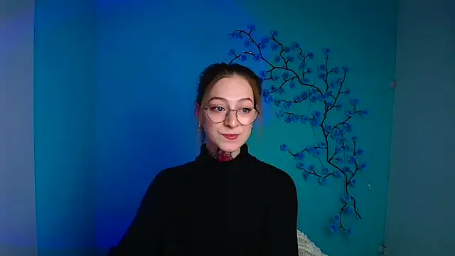 Esmi Winter online show from 02.28.26