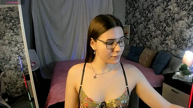 Snapshot of Coraline_kitty chatting on 05.19.26 Coraline kitty online show from 05.19.26