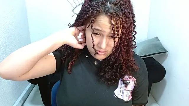 Snapshot of leilanewgirl chatting on 02.25.26 leilanewgirl online show from 02.25.26