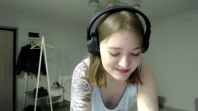 Snapshot of Mirrrra1 chatting on 02.16.26 Mirrrra1 online show from 02.16.26