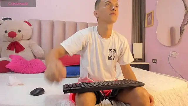 Snapshot of Dylan_and_Kim chatting on 02.20.26 Dylan and Kim online show from 02.20.26